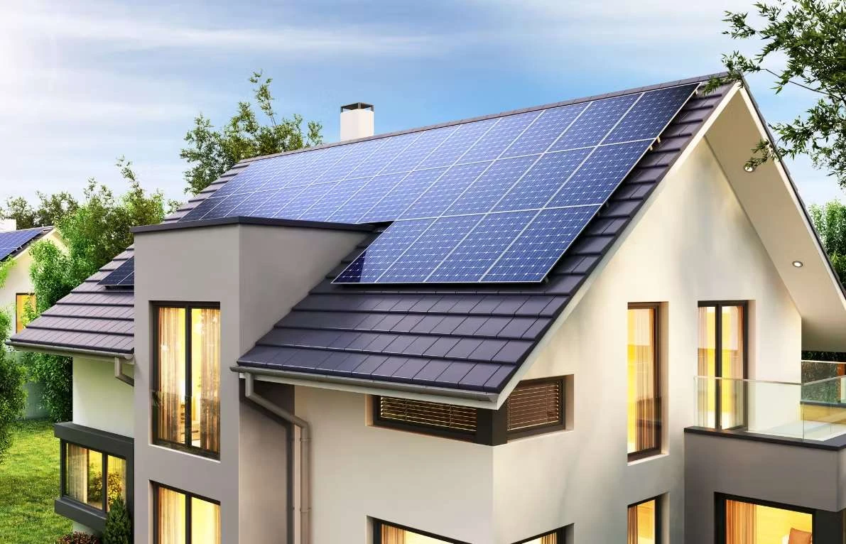 Casa com painéis fotovoltaicos no telhado, imagem ilustrativa